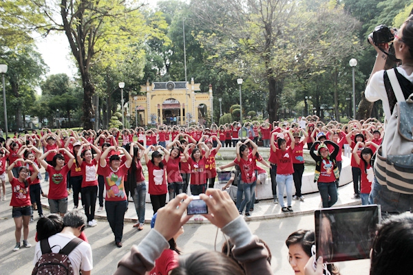 Teen Sài Gòn mặc áo dài nhảy flashmob đón Jae Joong 6