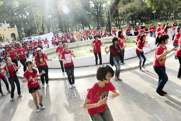 Teen Sài Gòn mặc áo dài nhảy flashmob đón Jae Joong 7