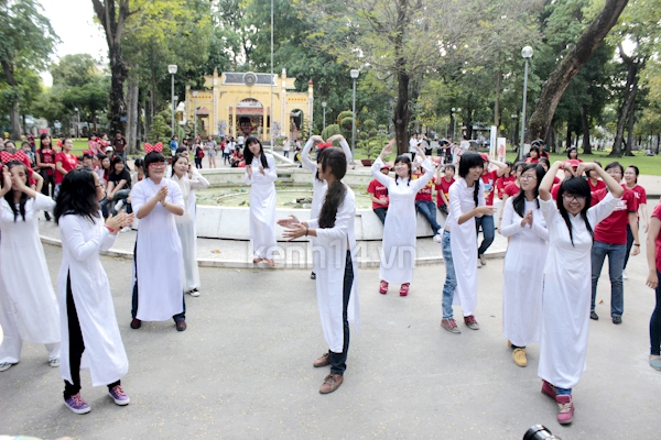 Teen Sài Gòn mặc áo dài nhảy flashmob đón Jae Joong 11