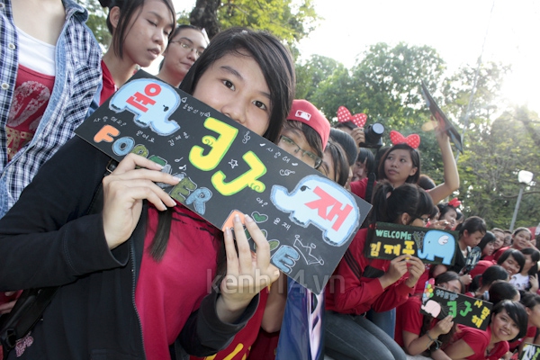 Teen Sài Gòn mặc áo dài nhảy flashmob đón Jae Joong 17