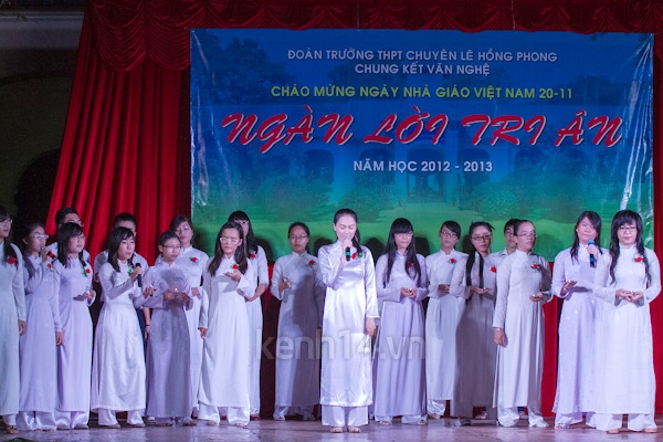 Teen Lê Hồng Phong thướt tha áo dài trắng mừng ngày Nhà giáo 16