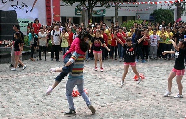 Hiệu trưởng Ngoại Thương nhảy flashmob cùng sinh viên 1