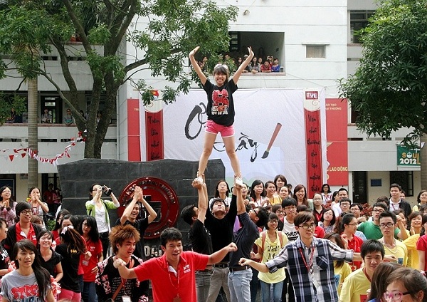 Hiệu trưởng Ngoại Thương nhảy flashmob cùng sinh viên 2