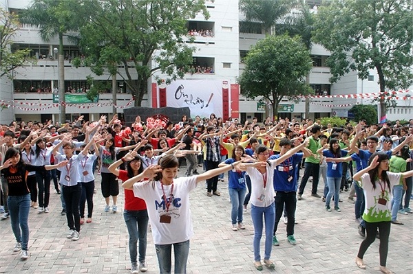 Hiệu trưởng Ngoại Thương nhảy flashmob cùng sinh viên 3