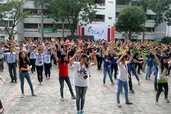 Hiệu trưởng Ngoại Thương nhảy flashmob cùng sinh viên 4