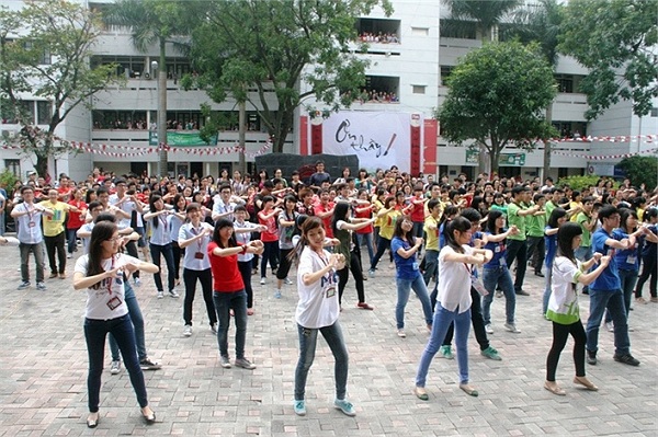 Hiệu trưởng Ngoại Thương nhảy flashmob cùng sinh viên 6