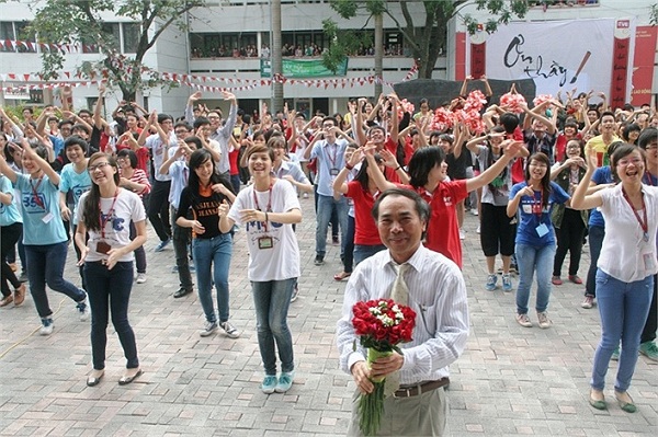 Hiệu trưởng Ngoại Thương nhảy flashmob cùng sinh viên 8