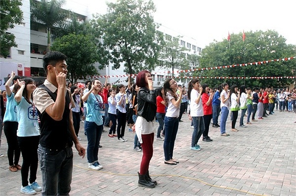 Hiệu trưởng Ngoại Thương nhảy flashmob cùng sinh viên 9