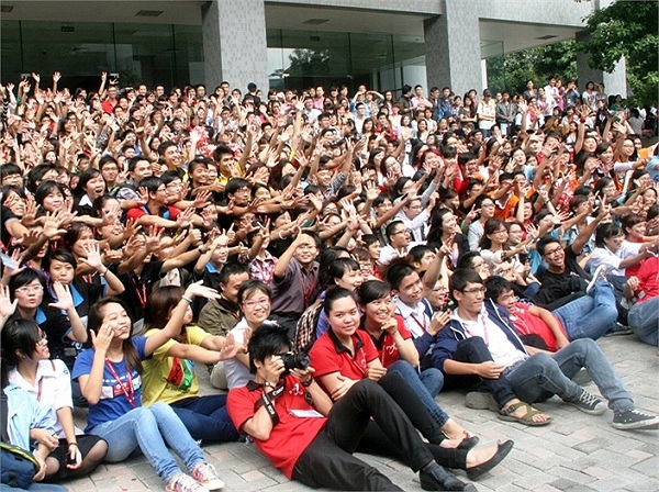 Hiệu trưởng Ngoại Thương nhảy flashmob cùng sinh viên 11