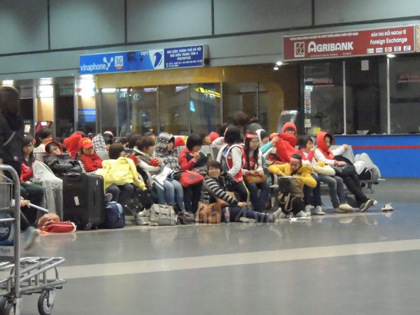 Một fan nữ ngủ đêm tại sân bay Nội Bài bị ngất  2