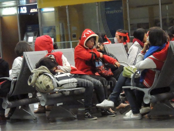 Một fan nữ ngủ đêm tại sân bay Nội Bài bị ngất  6