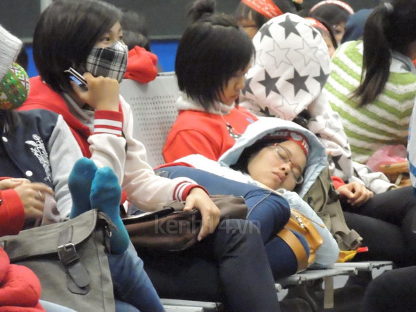 Một fan nữ ngủ đêm tại sân bay Nội Bài bị ngất  8