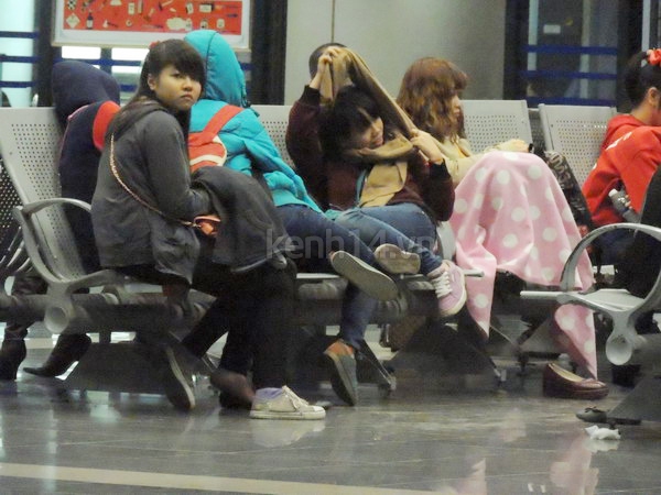 Một fan nữ ngủ đêm tại sân bay Nội Bài bị ngất  21
