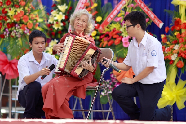 Thầy cô trường Marie Curie được tặng gấu bông nhân ngày 20/11 16