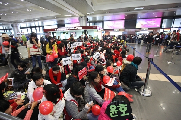 Choáng ngợp fan hùng hậu chờ đón 70 thần tượng Hàn Quốc 7