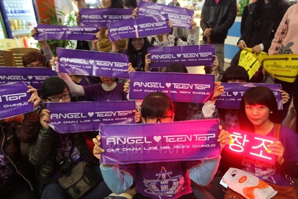 Choáng ngợp fan hùng hậu chờ đón 70 thần tượng Hàn Quốc 25
