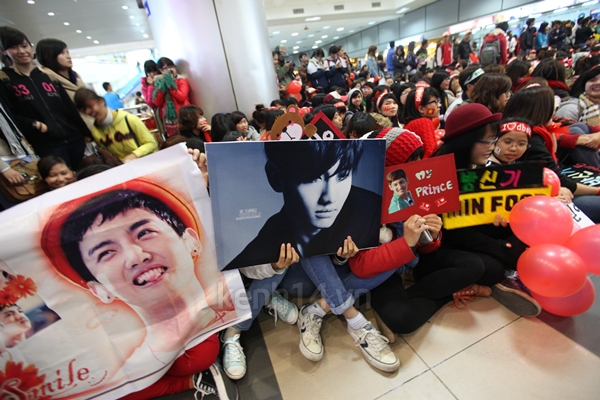 Choáng ngợp fan hùng hậu chờ đón 70 thần tượng Hàn Quốc 4