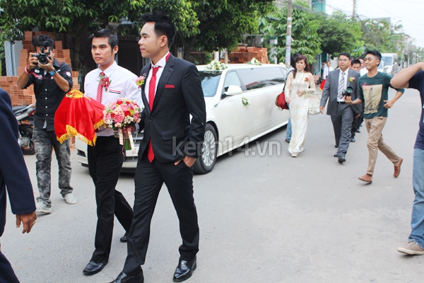 Miss Teen Huyền Trang được xe Limousine đón trong lễ rước dâu 27