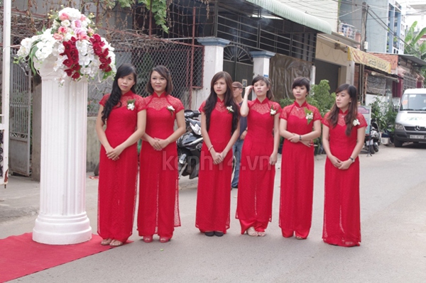 Miss Teen Huyền Trang được xe Limousine đón trong lễ rước dâu 28