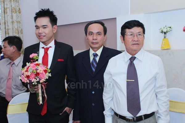 Miss Teen Huyền Trang được xe Limousine đón trong lễ rước dâu 37