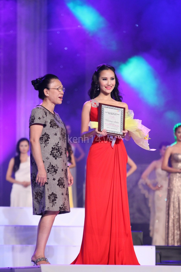 Dàn hot girl Bắc - Nam thi nhau đoạt giải cao trong cuộc thi Miss Photo 2012 19