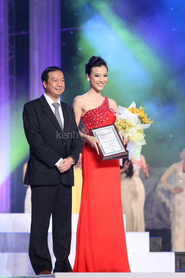 Dàn hot girl Bắc - Nam thi nhau đoạt giải cao trong cuộc thi Miss Photo 2012 4