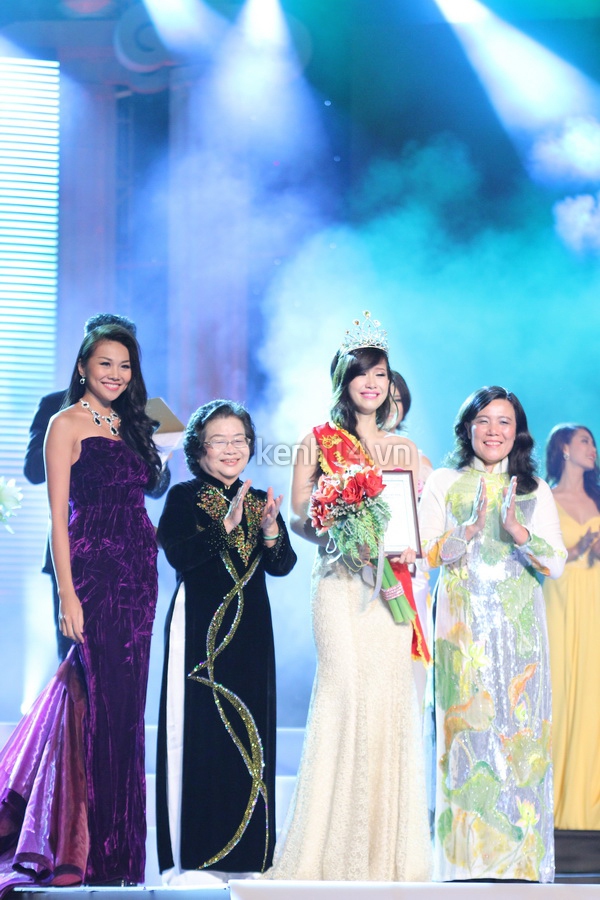 Dàn hot girl Bắc - Nam thi nhau đoạt giải cao trong cuộc thi Miss Photo 2012 11