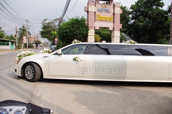 Miss Teen Huyền Trang được xe Limousine đón trong lễ rước dâu 26