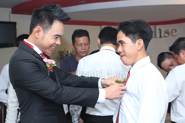 Miss Teen Huyền Trang được xe Limousine đón trong lễ rước dâu 23