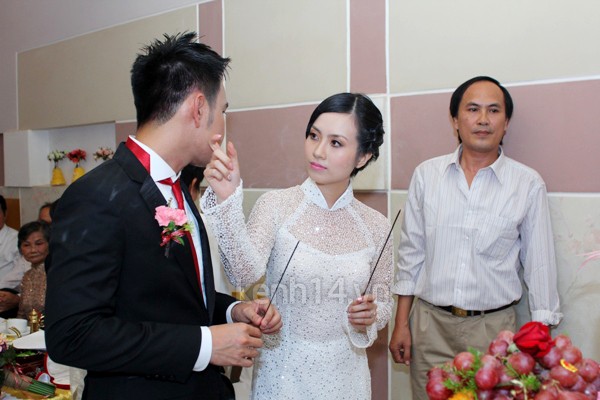 Miss Teen Huyền Trang được xe Limousine đón trong lễ rước dâu 45