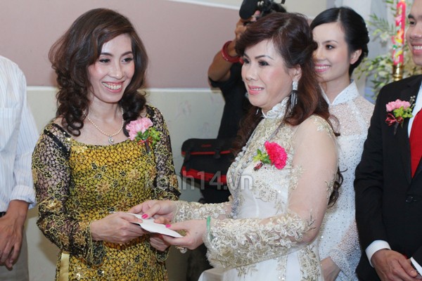Miss Teen Huyền Trang được xe Limousine đón trong lễ rước dâu 50