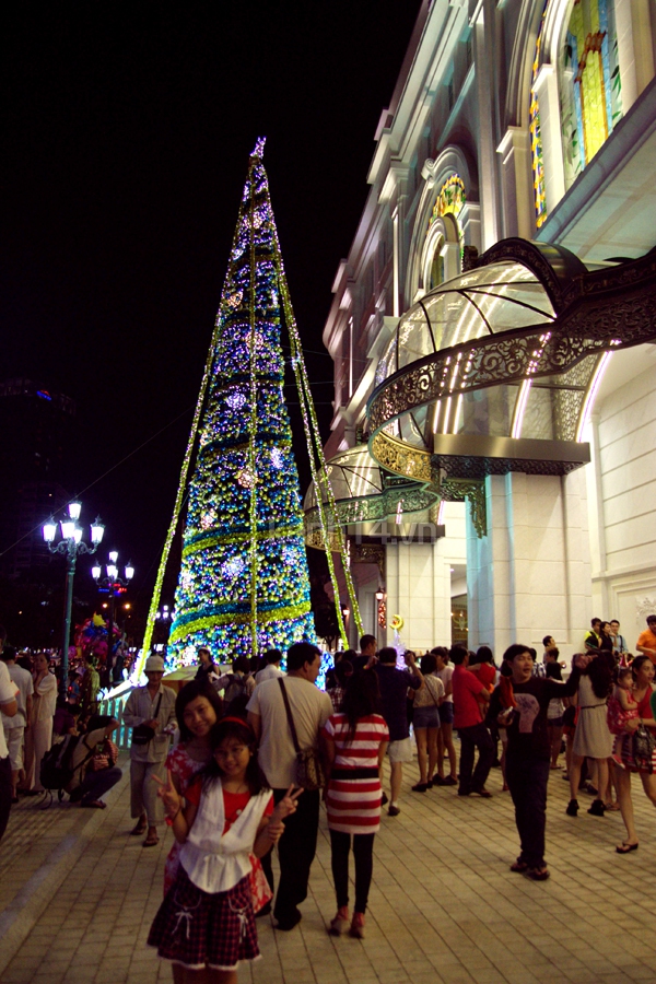 Ngắm những cây thông Noel siêu lung linh ở 2 miền 5