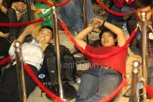 Sài Gòn: Hàng trăm người ngủ ngoài trời suốt đêm để chờ mua ĐT giảm giá 6