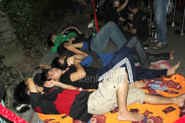 Sài Gòn: Hàng trăm người ngủ ngoài trời suốt đêm để chờ mua ĐT giảm giá 29