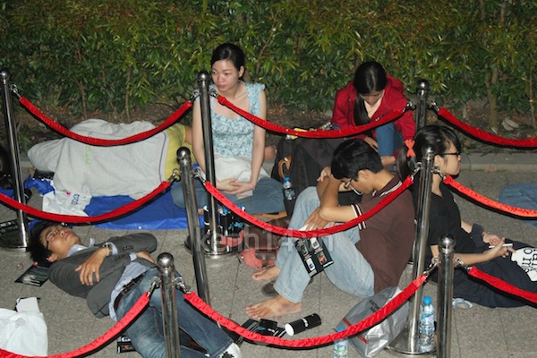 Sài Gòn: Hàng trăm người ngủ ngoài trời suốt đêm để chờ mua ĐT giảm giá 31