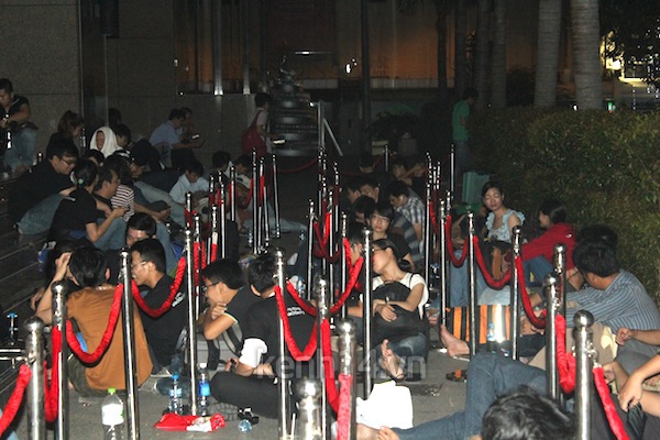 Sài Gòn: Hàng trăm người ngủ ngoài trời suốt đêm để chờ mua ĐT giảm giá 32