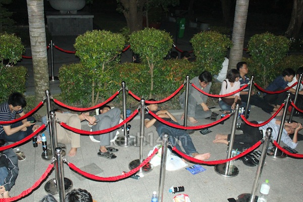 Sài Gòn: Hàng trăm người ngủ ngoài trời suốt đêm để chờ mua ĐT giảm giá 20