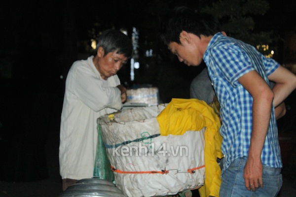 Sài Gòn: Hàng trăm người ngủ ngoài trời suốt đêm để chờ mua ĐT giảm giá 25