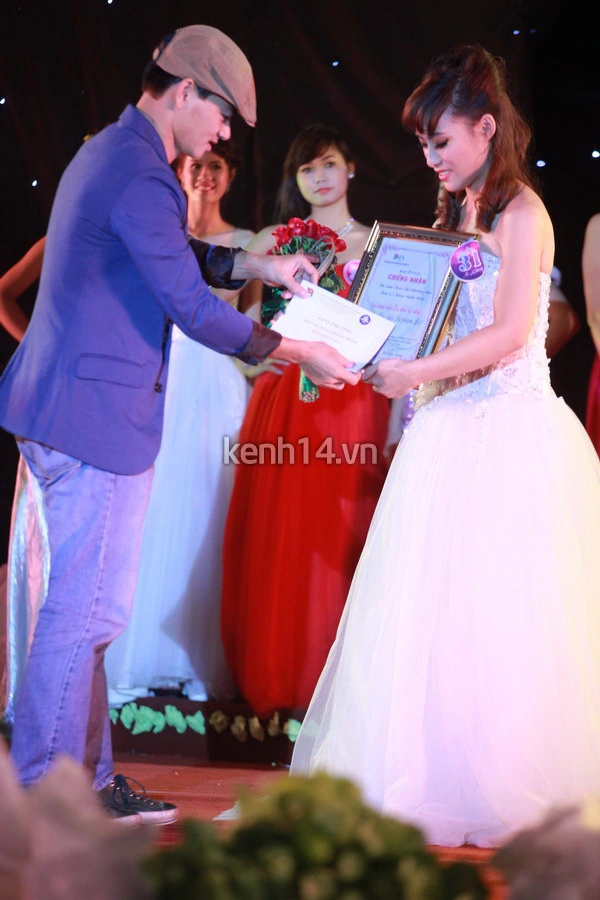 Nữ sinh Sư phạm HN khoe sắc trong đêm chung kết Miss HNUE 26