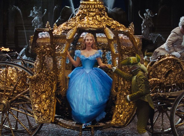 2 nàng công chúa Disney được sao Hollywood mượn váy nhiều nhất