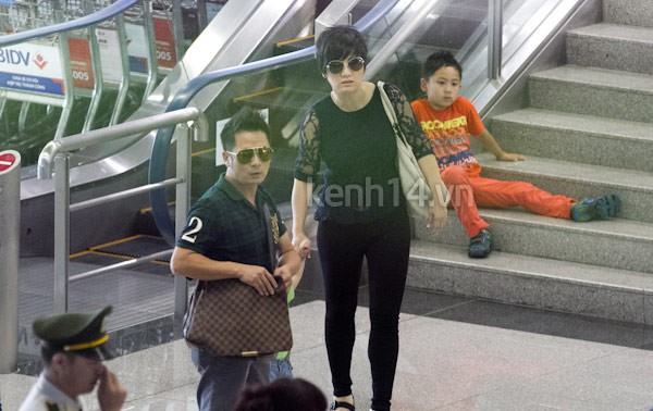 Bằng Kiều bế con trai về nước chuẩn bị liveshow 4