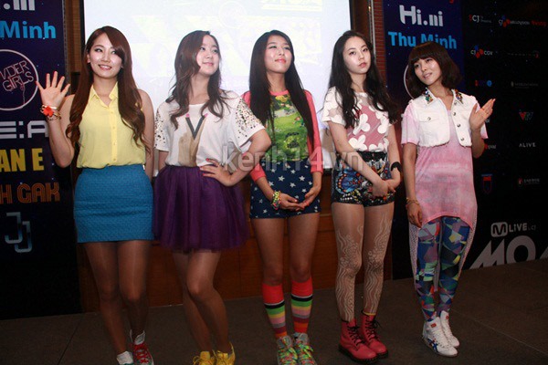 Wonder Girls rực rỡ nhiều màu sắc trong buổi họp báo 9
