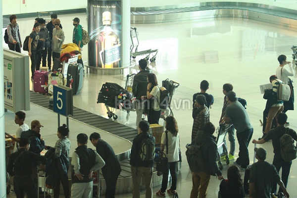 Nh&oacute;m ZE:A v&agrave; JB si&ecirc;u nhắng nh&iacute;t tại s&acirc;n bay T&acirc;n Sơn Nhất 6