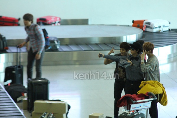 Nh&oacute;m ZE:A v&agrave; JB si&ecirc;u nhắng nh&iacute;t tại s&acirc;n bay T&acirc;n Sơn Nhất 3