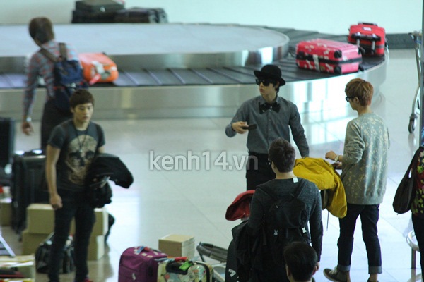 Nh&oacute;m ZE:A v&agrave; JB si&ecirc;u nhắng nh&iacute;t tại s&acirc;n bay T&acirc;n Sơn Nhất 2