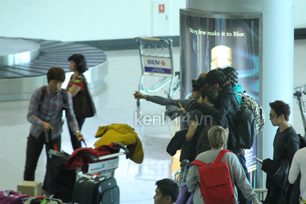 Nh&oacute;m ZE:A v&agrave; JB si&ecirc;u nhắng nh&iacute;t tại s&acirc;n bay T&acirc;n Sơn Nhất 5