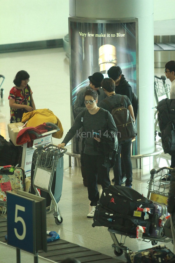 Nh&oacute;m ZE:A v&agrave; JB si&ecirc;u nhắng nh&iacute;t tại s&acirc;n bay T&acirc;n Sơn Nhất 9