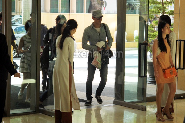 Nh&oacute;m ZE:A v&agrave; JB si&ecirc;u nhắng nh&iacute;t tại s&acirc;n bay T&acirc;n Sơn Nhất 29