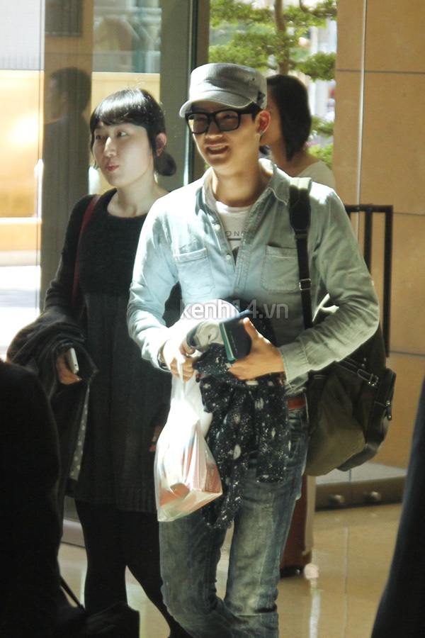 Nh&oacute;m ZE:A v&agrave; JB si&ecirc;u nhắng nh&iacute;t tại s&acirc;n bay T&acirc;n Sơn Nhất 30