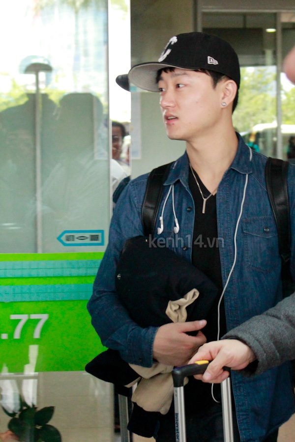 Nh&oacute;m ZE:A v&agrave; JB si&ecirc;u nhắng nh&iacute;t tại s&acirc;n bay T&acirc;n Sơn Nhất 21